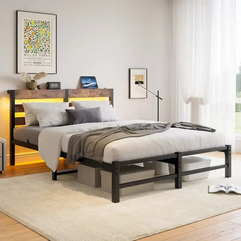 Lit double moderne beige et marron en métal avec tête de lit en bois, lumières et étagère de rangement pour chambre à coucher
