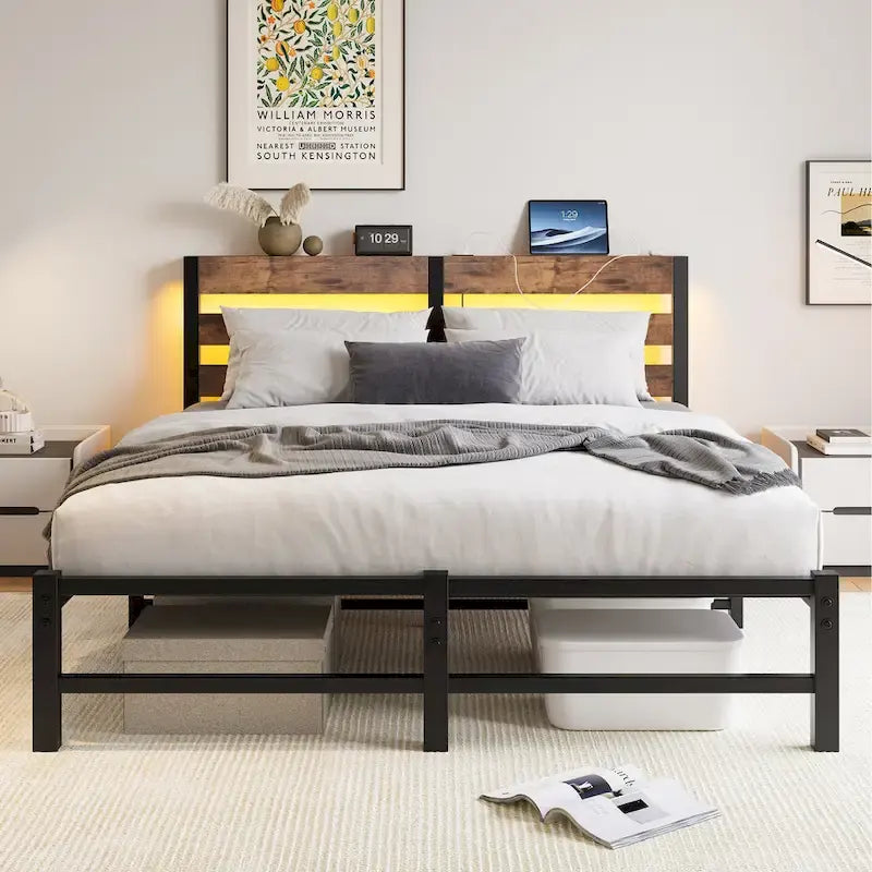 Lit double moderne beige et marron en métal avec tête de lit en bois, lumières et étagère de rangement pour chambre à coucher