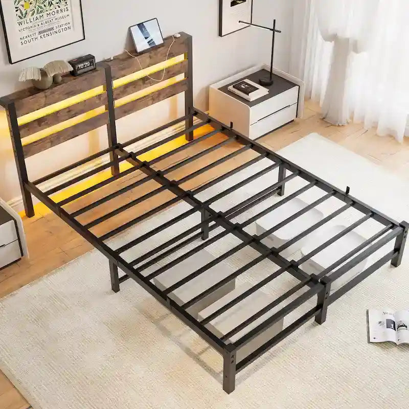 Lit double moderne beige et marron en métal avec tête de lit en bois, lumières et étagère de rangement pour chambre à coucher