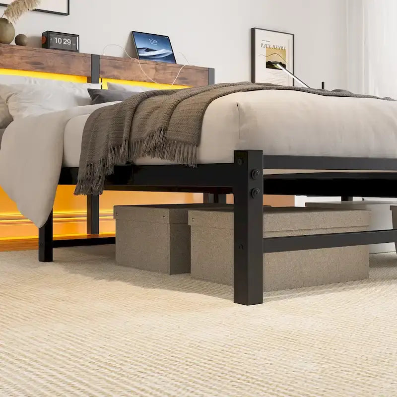 Lit double moderne beige et marron en métal avec tête de lit en bois, lumières et étagère de rangement pour chambre à coucher