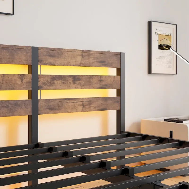 Lit double moderne beige et marron en métal avec tête de lit en bois, lumières et étagère de rangement pour chambre à coucher