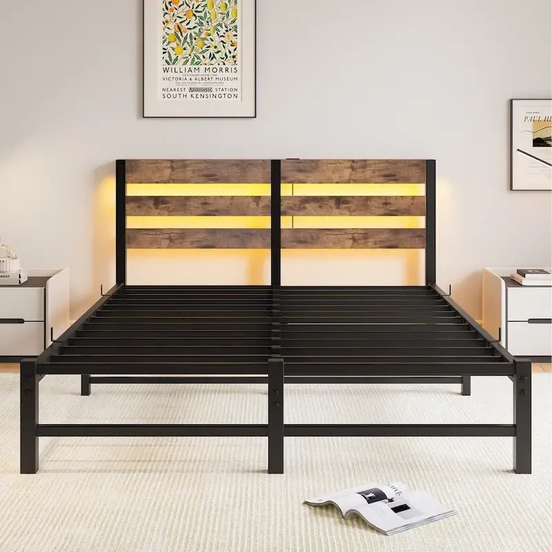 Lit double moderne beige et marron en métal avec tête de lit en bois, lumières et étagère de rangement pour chambre à coucher
