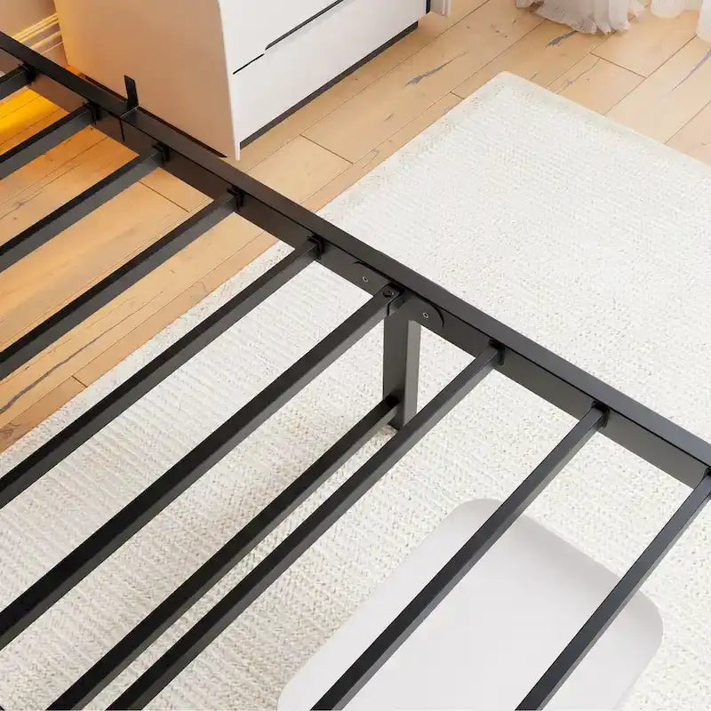 Lit double moderne beige et marron en métal avec tête de lit en bois, lumières et étagère de rangement pour chambre à coucher
