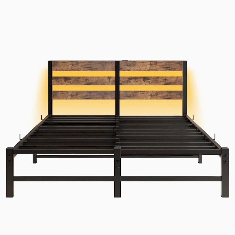 Lit double moderne beige et marron en métal avec tête de lit en bois, lumières et étagère de rangement pour chambre à coucher