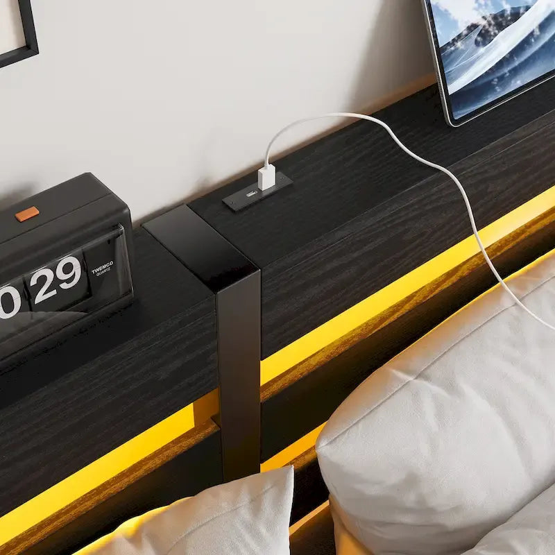 Lit double moderne en métal noir avec tête de lit en bois, lumières RVB
