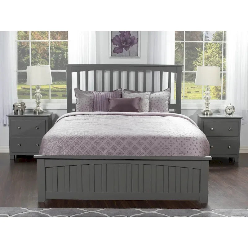 Lit plateforme gris avec pied de lit assorti et deux tiroirs